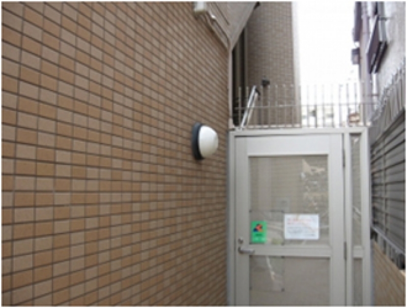 駐輪場の扉がドアのため、「雨の日に自転車を片手で支えながら、ドアを開けるのは大変なので」とのご相談をいただきました。